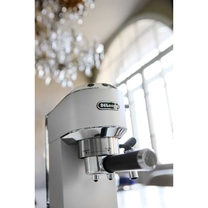 Рожковая кофеварка эспрессо DeLonghi EC685W изображение 8