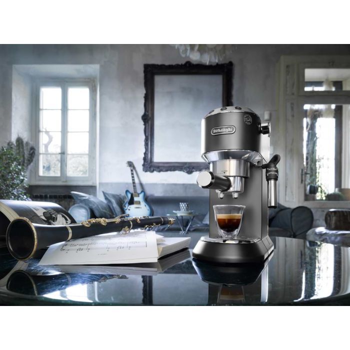 Рожковая кофеварка эспрессо DeLonghi EC685.BK изображение 9