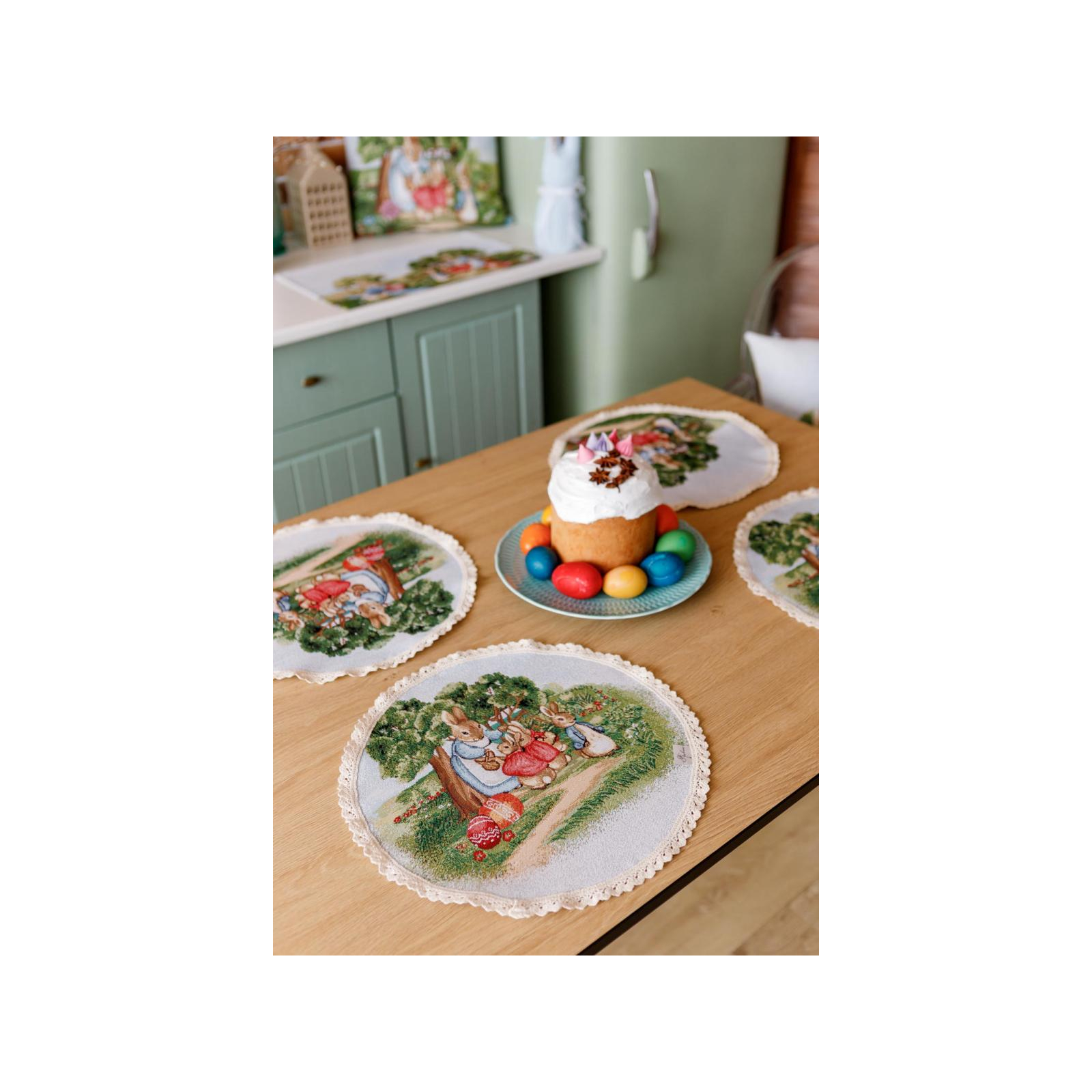 Серветка на стіл Прованс Великодня гобеленова кругла Галявина Зайчиха з зайчатами D-35 (034339) зображення 2