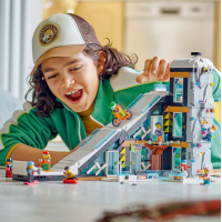 Конструктор LEGO City Горнолыжный и скалолазный центр 1045 деталей (60366) изображение 11