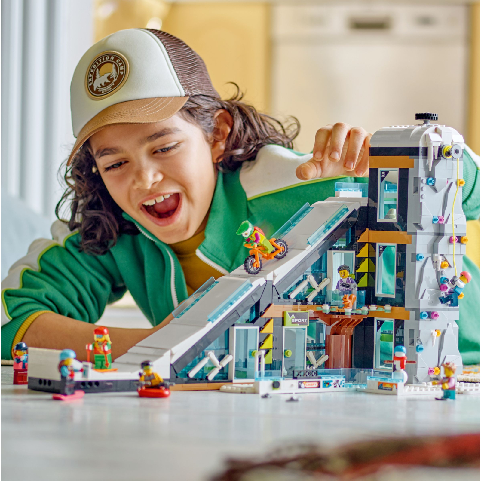 Конструктор LEGO City Гірськолижний і скелелазний центр 1045 деталей (60366) зображення 11