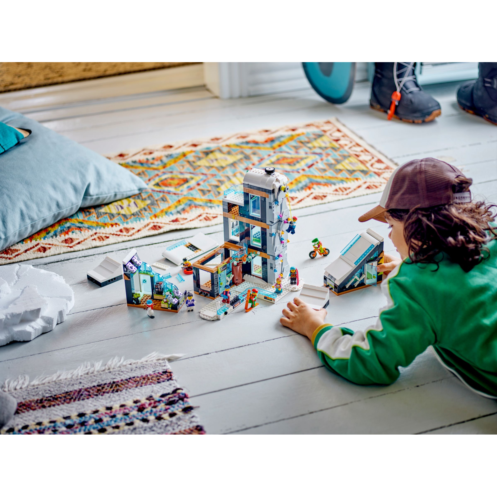 Конструктор LEGO City Горнолыжный и скалолазный центр 1045 деталей (60366) изображение 12