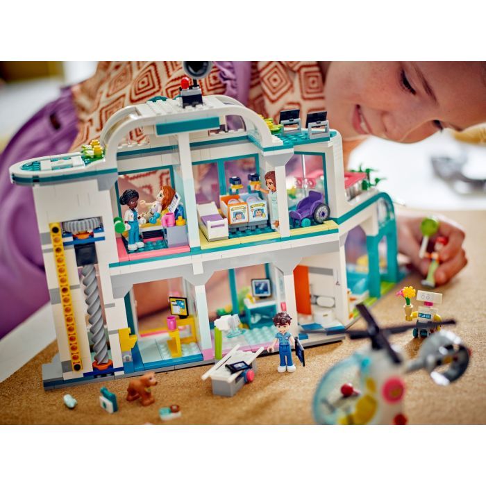 Конструктор LEGO Friends Лікарня в Хартлейк-Сіті 1045 деталей (42621) зображення 11
