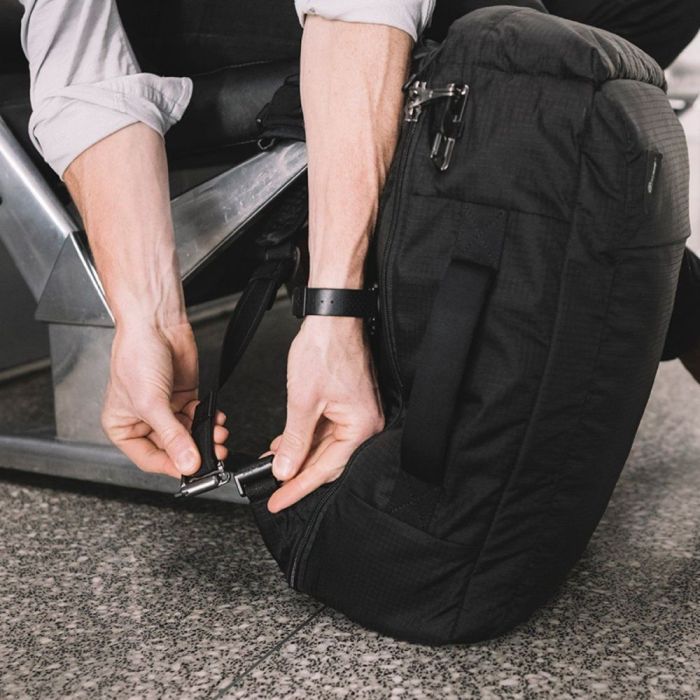 Рюкзак туристический Pacsafe Vibe 28L backpack чорний (60303130) изображение 7