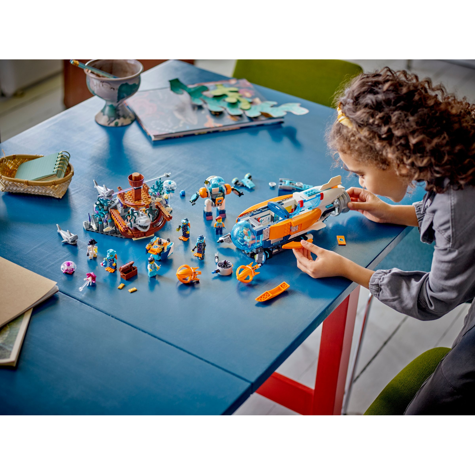 Конструктор LEGO City Глубоководная исследовательская подлодка 842 деталей (60379) изображение 11