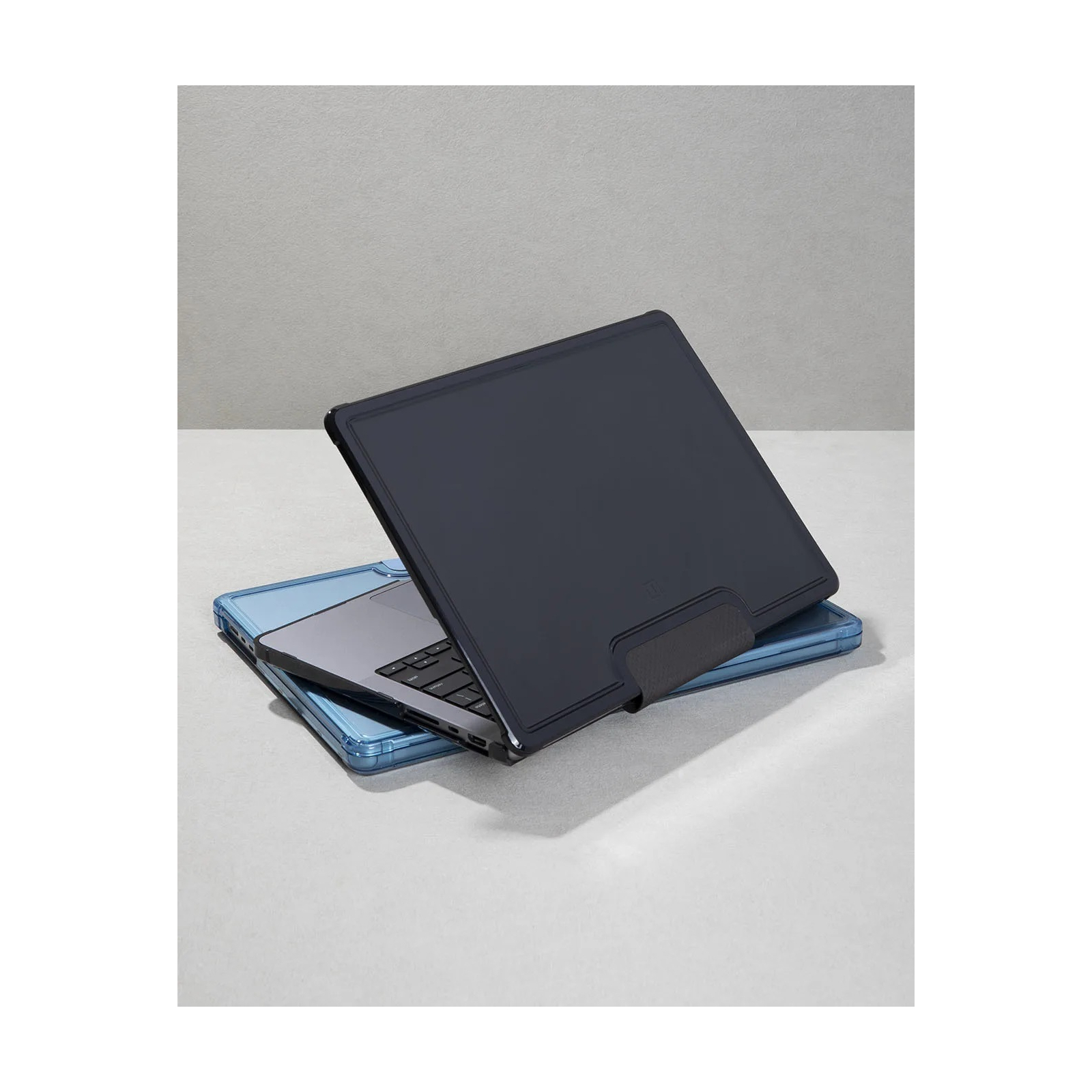 Чехол для ноутбука UAG 14" Apple MacBook 2021 Lucent, Black/Black (134001114040) изображение 2
