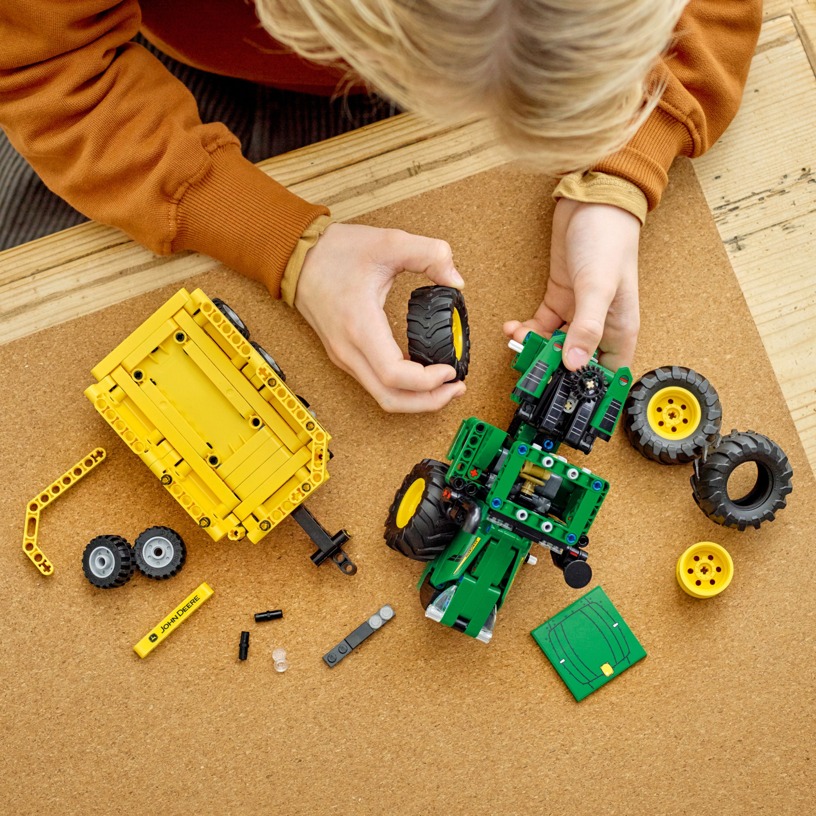 Конструктор LEGO Technic John Deere 9620R 4WD Tractor 390 деталей (42136) изображение 4