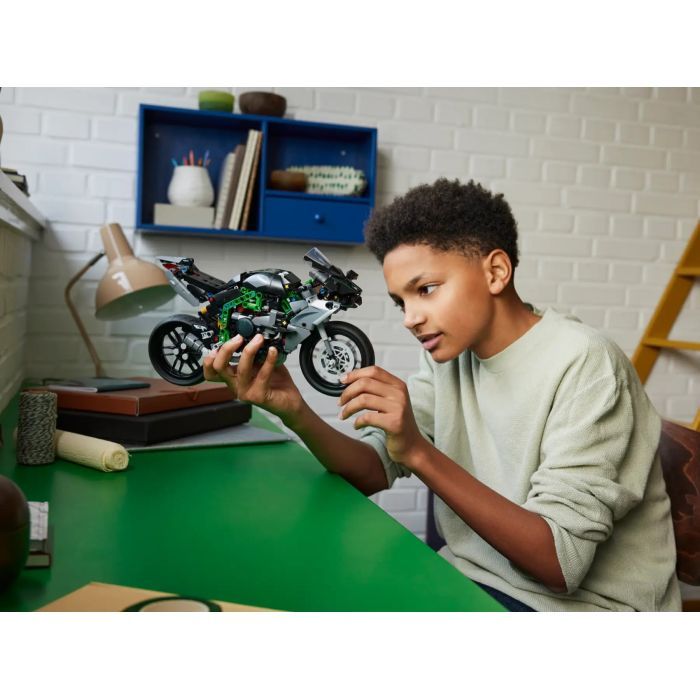 Конструктор LEGO Technic Мотоцикл Kawasaki Ninja H2R 643 деталі (42170) зображення 2