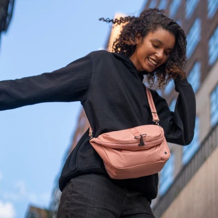 Рюкзак туристический Pacsafe CX convertible backpack рожевий (20410340) изображение 10