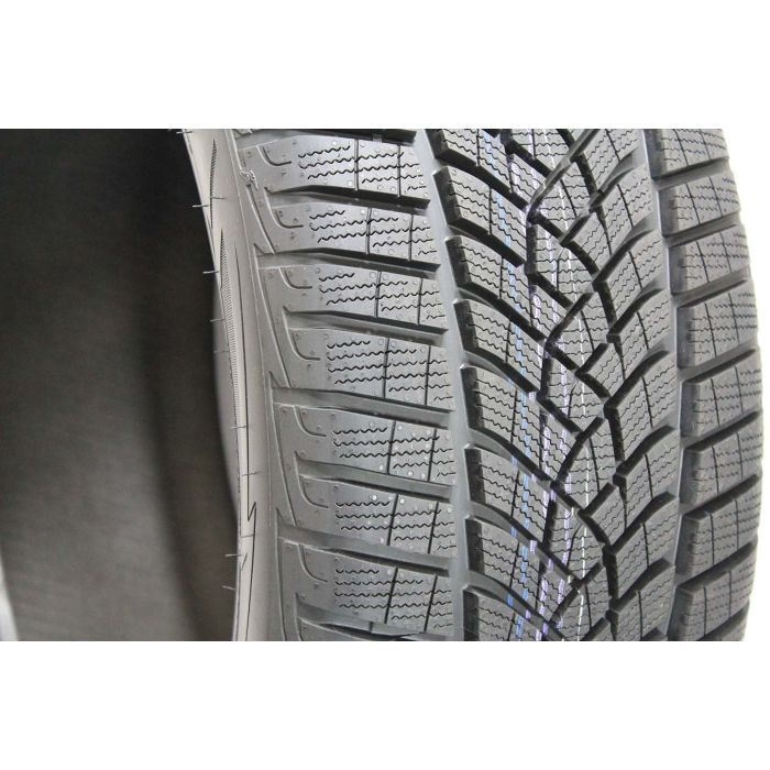 Шина Goodyear Ultra Grip Performance NA0 245/35R20 95V Gen-1 XL изображение 2