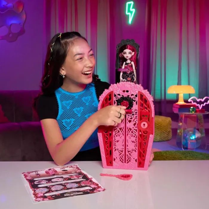Кукла Monster High Набор-сюрприз Ужас-секреты Дракулоры серии Цвет и тьма (HYT72) изображение 6