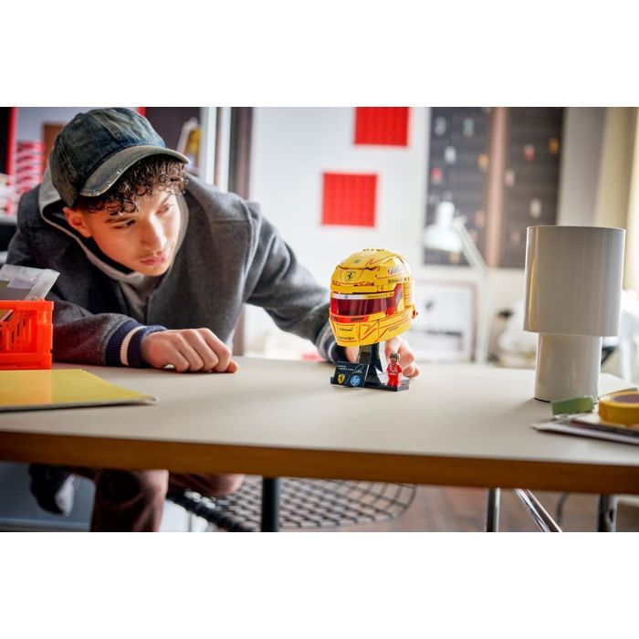 Конструктор LEGO Editions Formula 1 Шлем Льюиса Гамильтона из команды Scuderia Ferrari HP (43022-) изображение 10