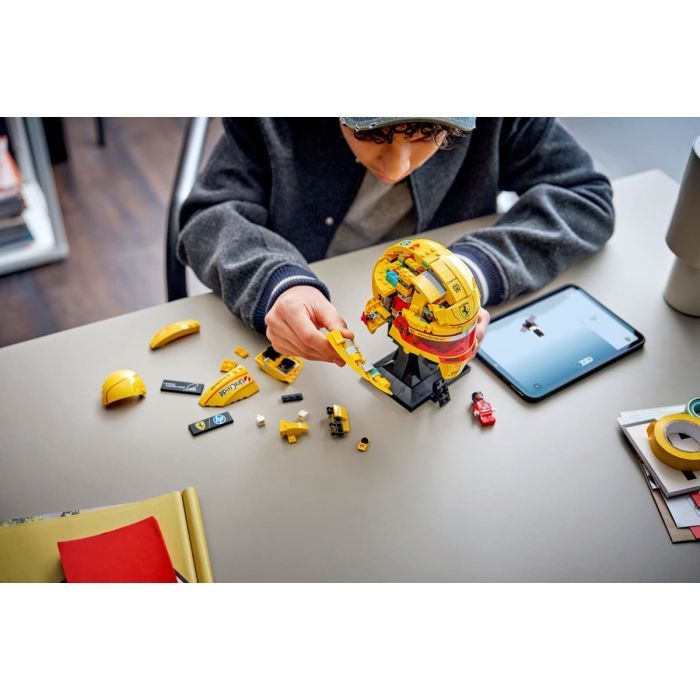 Конструктор LEGO Editions Formula 1 Шлем Льюиса Гамильтона из команды Scuderia Ferrari HP (43022-) изображение 9