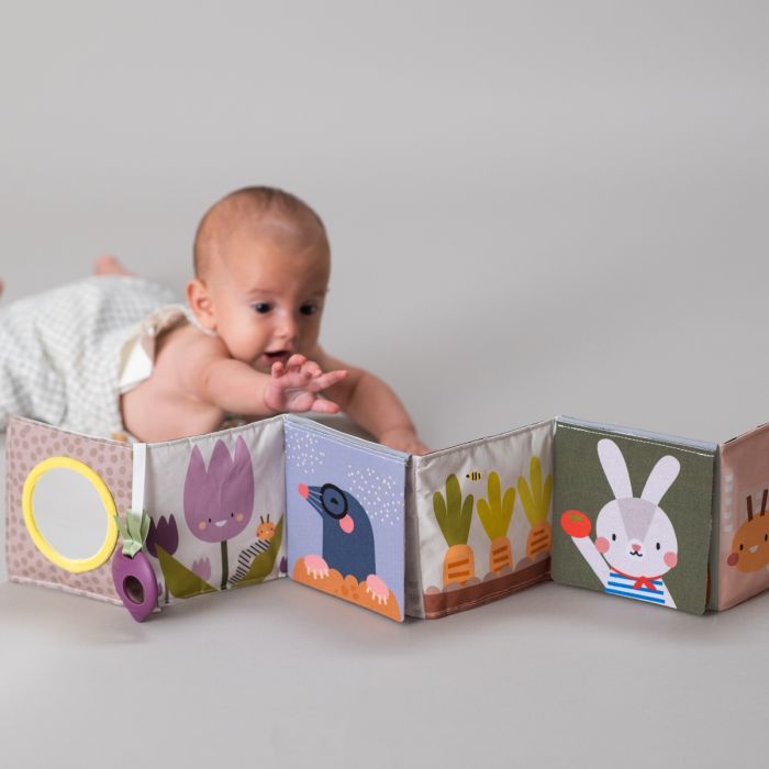 Розвиваюча іграшка Taf Toys книжка-розкладушка колеції Садочок у місті – Зайчики (13065) зображення 7