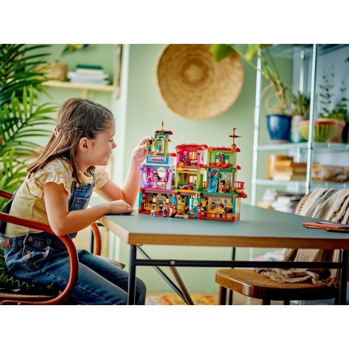 Конструктор LEGO Disney Волшебный дом Мадригал (43245-) изображение 10