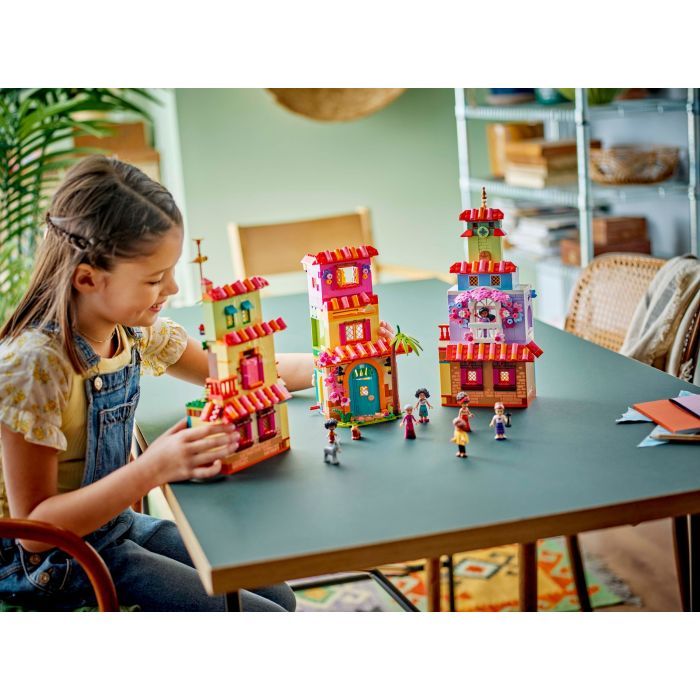 Конструктор LEGO Disney Волшебный дом Мадригал (43245-) изображение 11