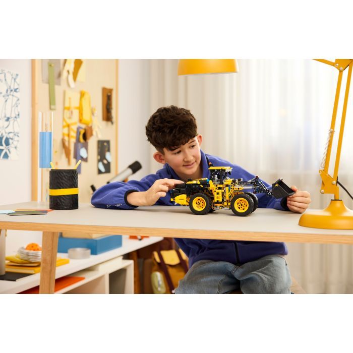 Конструктор LEGO Technic Колісний навантажувач Volvo L120 Electric (42209) зображення 10