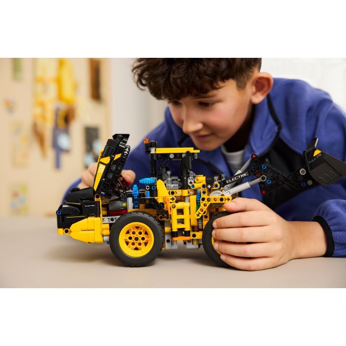 Конструктор LEGO Technic Колісний навантажувач Volvo L120 Electric (42209) зображення 11