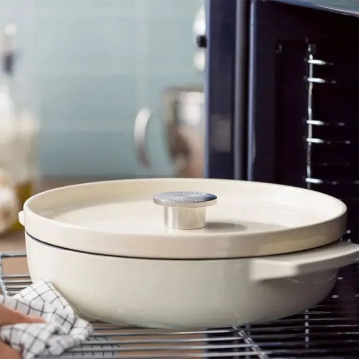 Сотейник KitchenAid Cast Iron чавунний з кришкою, 26 см, 2,77 л, мигдалевий крем (CC009010-001) зображення 4