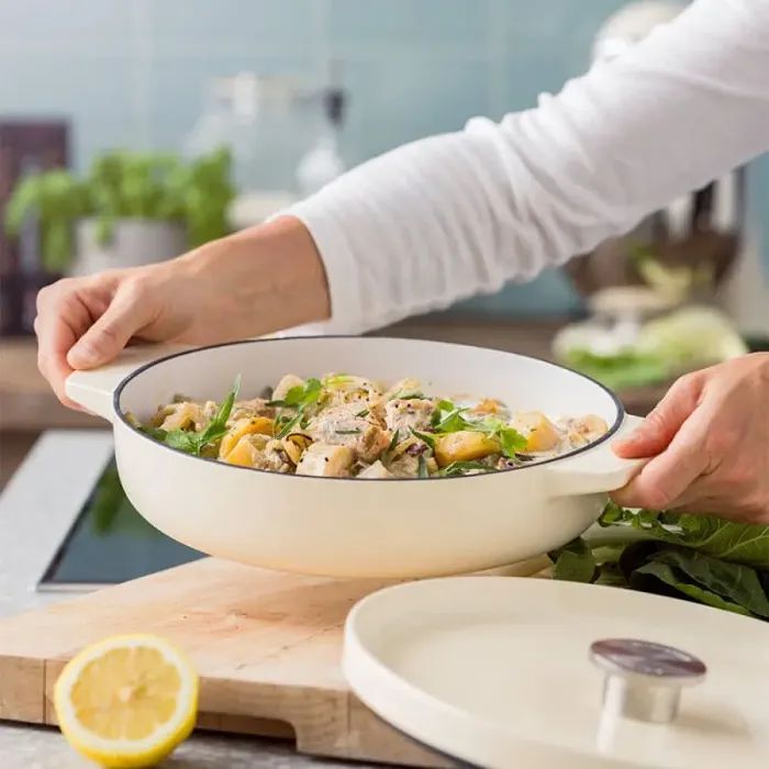 Сотейник KitchenAid Cast Iron чавунний з кришкою, 26 см, 2,77 л, мигдалевий крем (CC009010-001) зображення 6