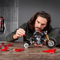 Конструктор LEGO Technic Ducati Panigale V4 R 0 646 детали (42107) изображение 11