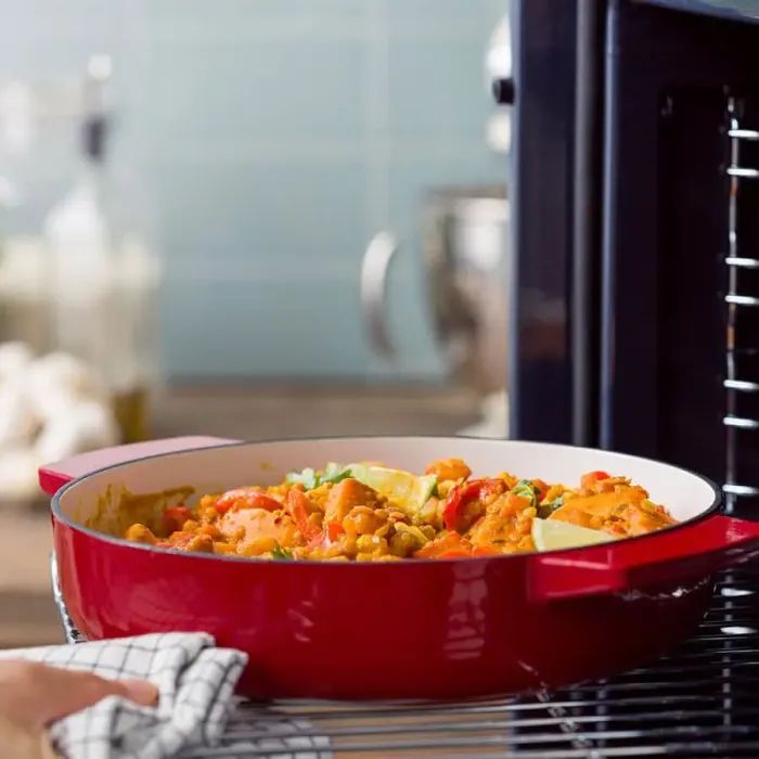 Сотейник KitchenAid Cast Iron чавунний з кришкою, 26 см, 2,77 л, червоний (CC009009-001) зображення 4