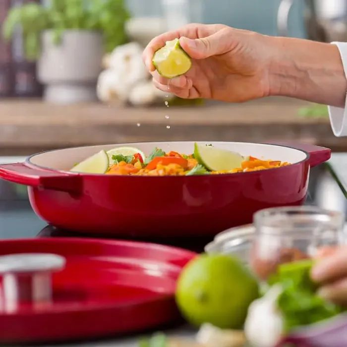 Сотейник KitchenAid Cast Iron чавунний з кришкою, 26 см, 2,77 л, червоний (CC009009-001) зображення 6