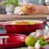 Сотейник KitchenAid Cast Iron чавунний з кришкою, 26 см, 2,77 л, червоний (CC009009-001) зображення 6