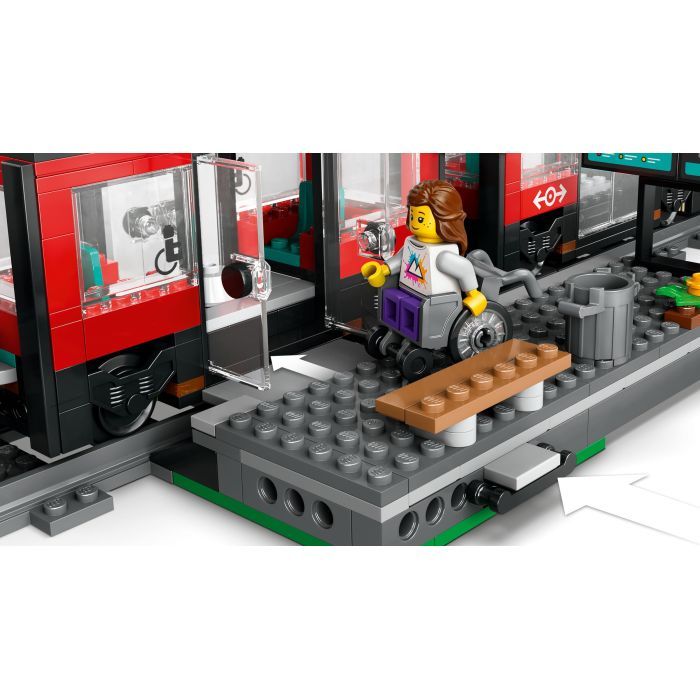 Конструктор LEGO City Трамвай и вокзал в центре города 811 деталей (60423) изображение 6