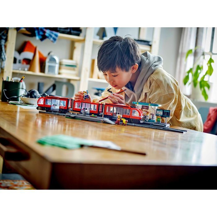 Конструктор LEGO City Трамвай и вокзал в центре города 811 деталей (60423) изображение 9
