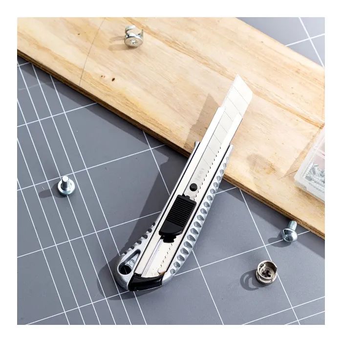 Нож монтажный Deli с выдвижным сегментным лезвием 18 мм (DL4255) изображение 3