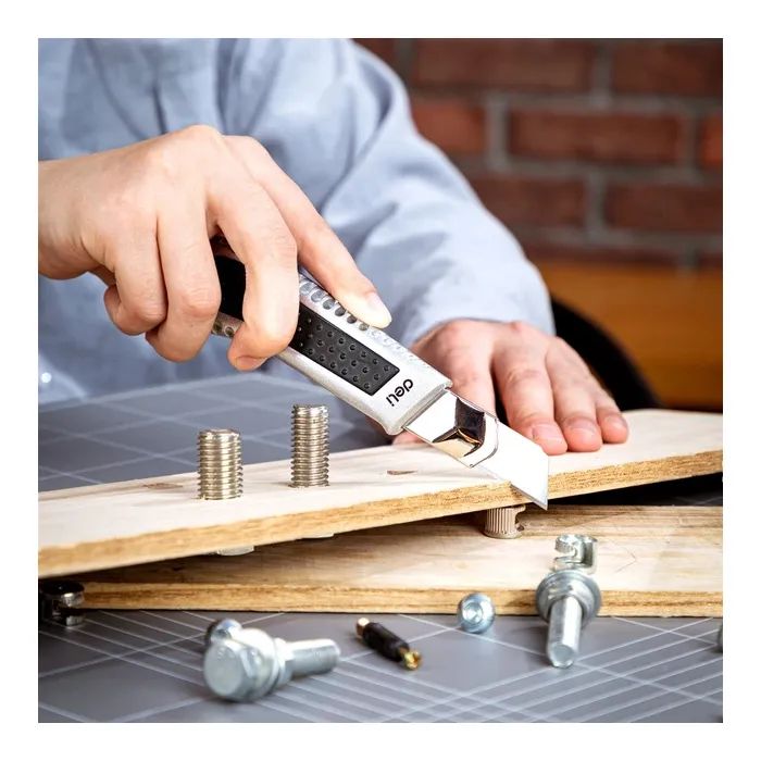 Нож монтажный Deli с выдвижным сегментным лезвием 18 мм (DL4255) изображение 5