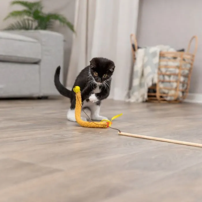 Іграшка для котів Trixie Паличка з плюшевою стрічкою 40 см (4011905411941) зображення 2