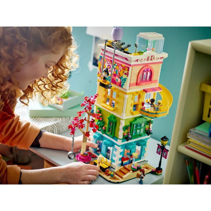 Конструктор LEGO Friends Хартлейк-Сити. Общественный центр 1513 деталей (41748) изображение 10