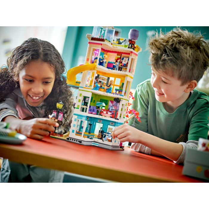 Конструктор LEGO Friends Хартлейк-Сити. Общественный центр 1513 деталей (41748) изображение 11