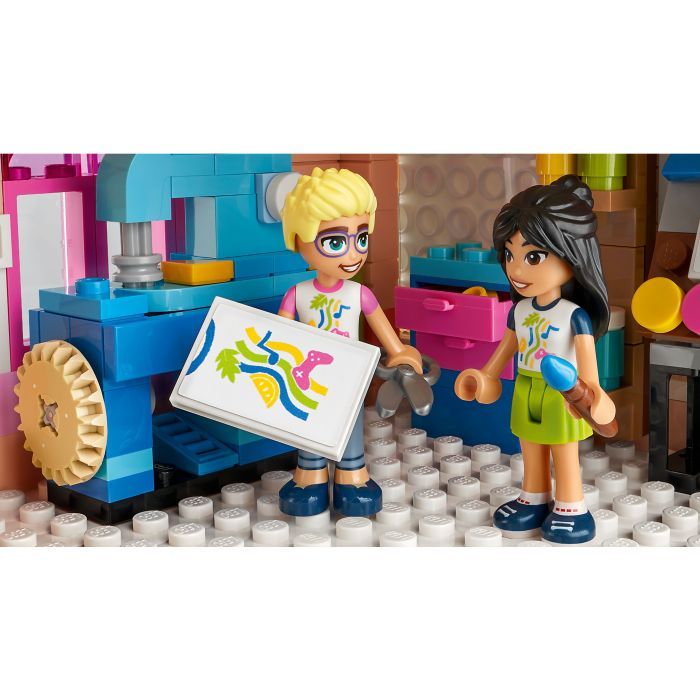 Конструктор LEGO Friends Хартлейк-Сити. Общественный центр 1513 деталей (41748) изображение 6