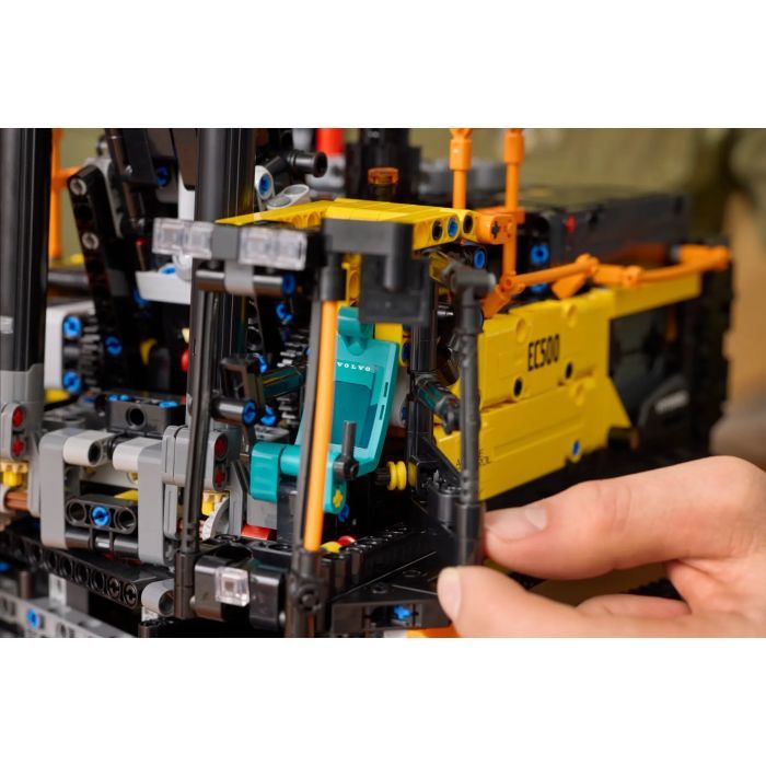 Конструктор LEGO Technic Экскаватор Volvo EC500 Hybrid (42215) изображение 11