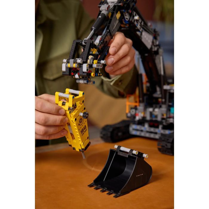Конструктор LEGO Technic Экскаватор Volvo EC500 Hybrid (42215) изображение 8