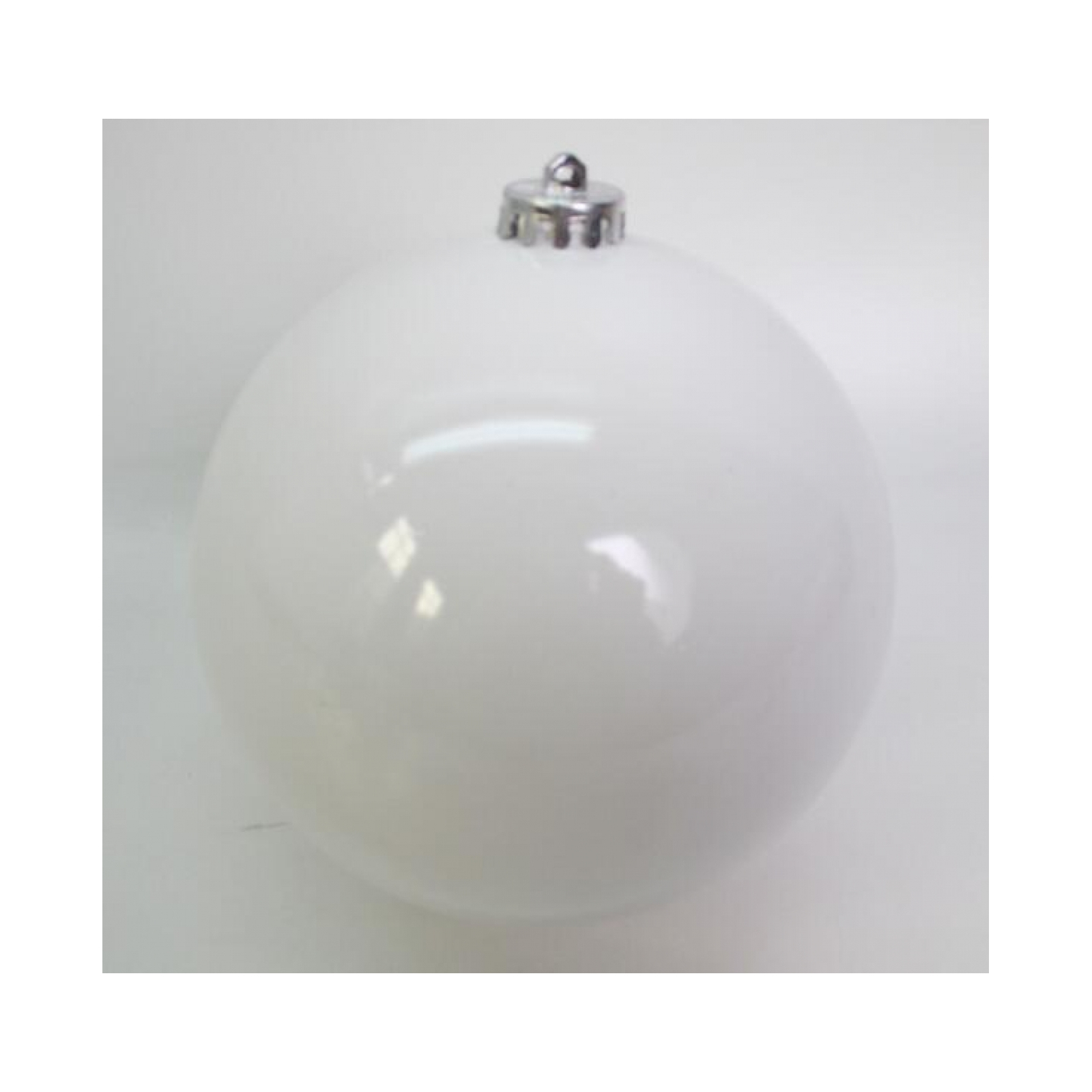 Елочная игрушка Novogod`ko шар пластик, 15cм, белый, глянец (974065)