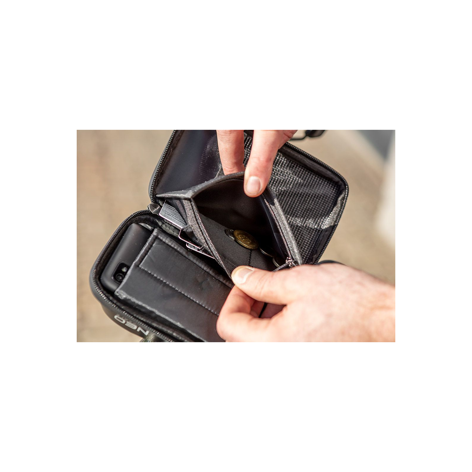 Велосумка на кермо Neo Tools з тримачем для смартфона до 6" Black (91-001) зображення 8