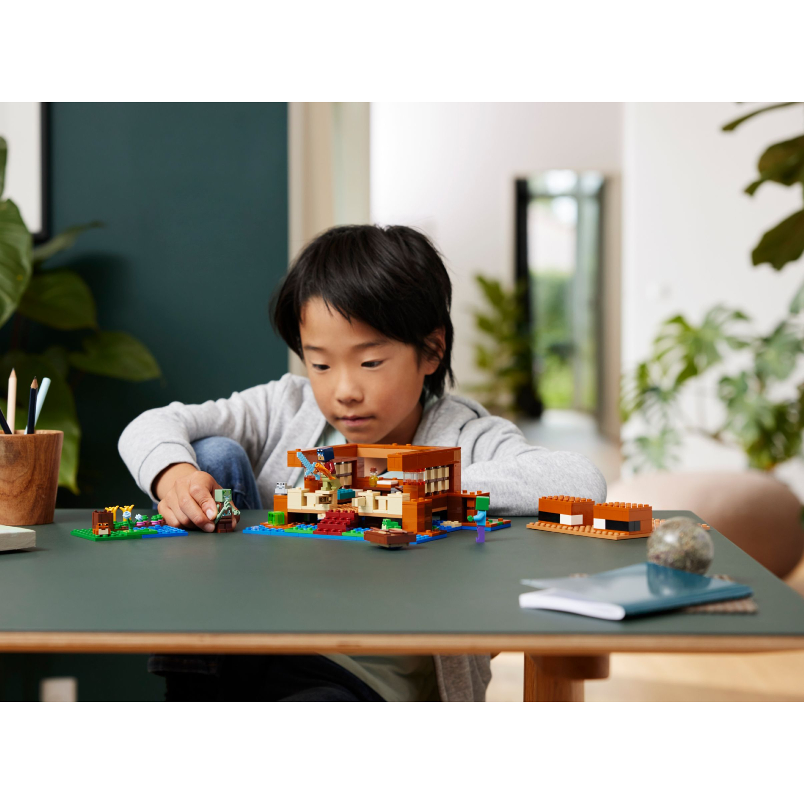 Конструктор LEGO Minecraft Дом в форме лягушки 400 деталей (21256) изображение 11
