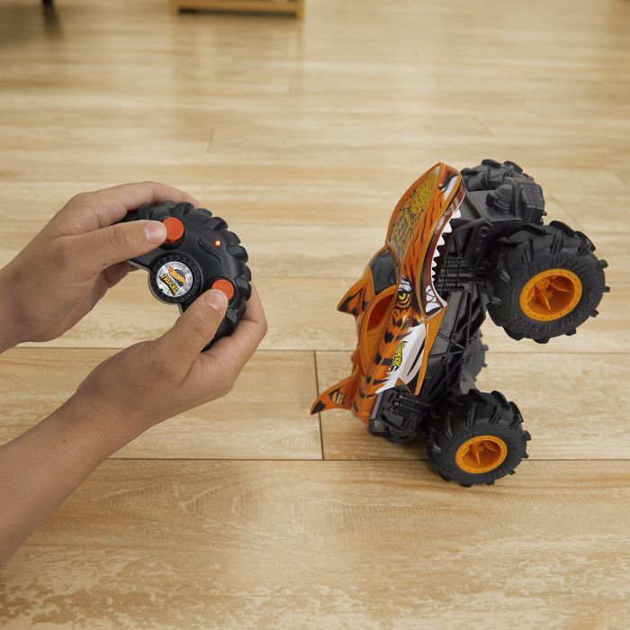 Радиоуправляемая игрушка Hot Wheels Автомодель Monster Trucks Тигроакула 1:24 (HNV03) изображение 7