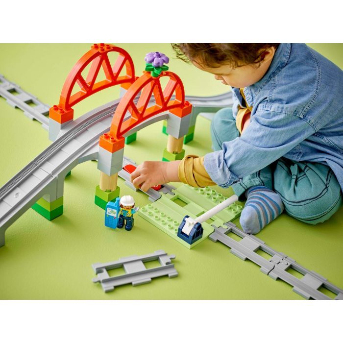Конструктор LEGO DUPLO Town Дополнительный набор. Железнодорожный мост и пути (10426) изображение 7
