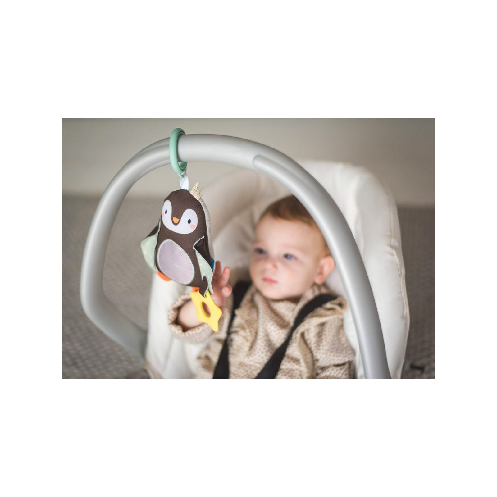 Іграшка-підвіска Taf Toys Полярне сяйво - Принц-пінгвінчик (12305) зображення 3