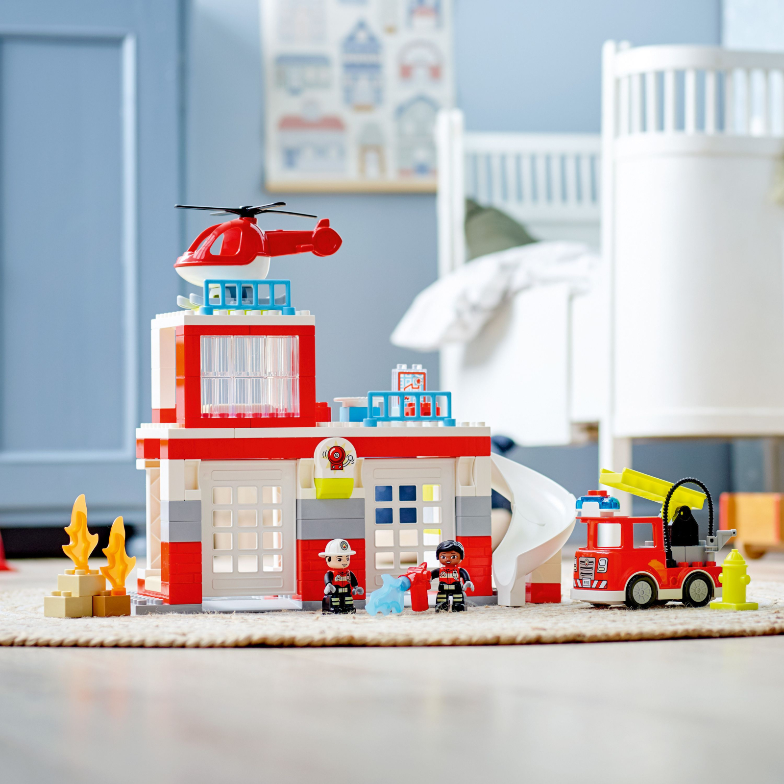 Конструктор LEGO DUPLO Town Пожарная часть и вертолет 117 деталей (10970) изображение 4