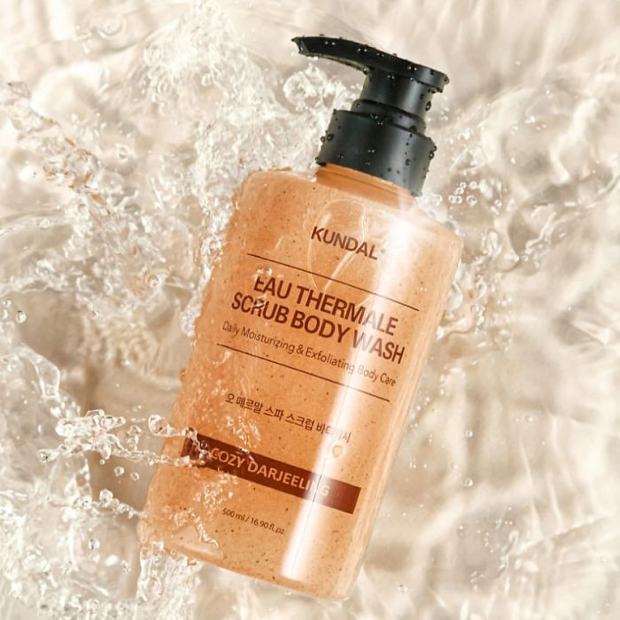 Гель для душа Kundal Eau Thermal Scrub Body Wash Cozy Darjeeling 500 мл (8809809428662) изображение 2