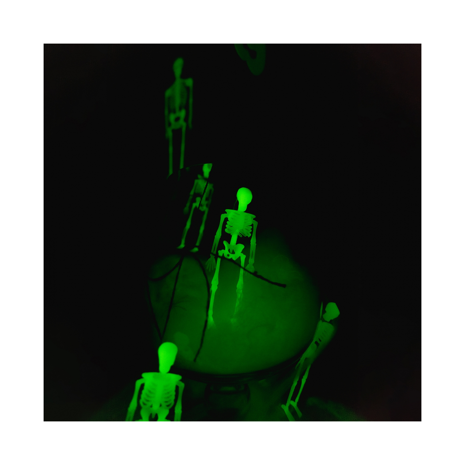 Гирлянда бумажная YES! Fun Хэллоуин "Скелет", 4 шт, 1.4м, светящиеся в темноте (974355) изображение 5