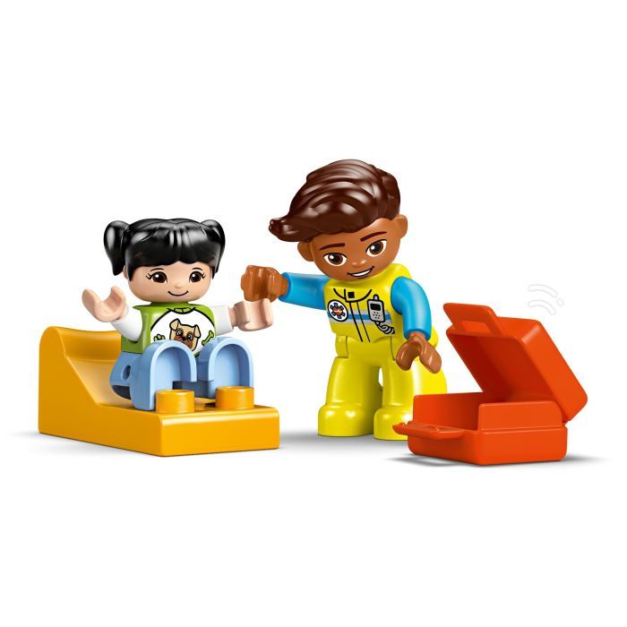 Конструктор LEGO DUPLO Town Скорая помощь и водитель (10447) изображение 4