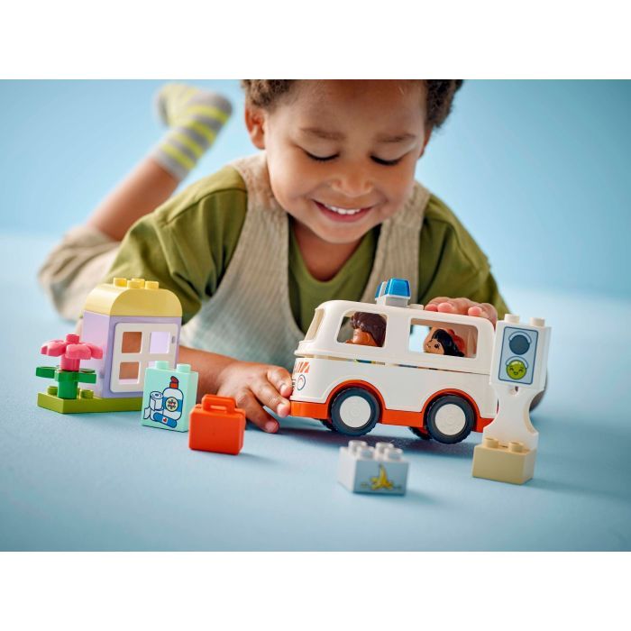 Конструктор LEGO DUPLO Town Скорая помощь и водитель (10447) изображение 7