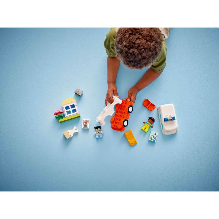Конструктор LEGO DUPLO Town Скорая помощь и водитель (10447) изображение 8